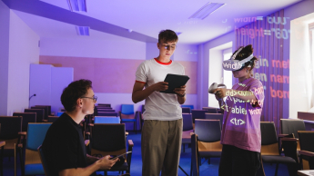 Cyfrowe łańcuchy dostaw | Studia I stopnia w Gdańsku | Uniwersytet WSB Merito w Gdańsku: Studenci podczas zajęć z użyciem VR