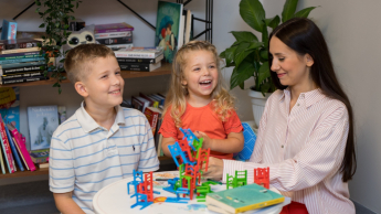Terapia pedagogiczna z elementami integracji sensorycznej | Studia II stopnia w Gdańsku | Uniwersytet WSB Merito w Gdańsku: Dzieci przy zabawie z Panią