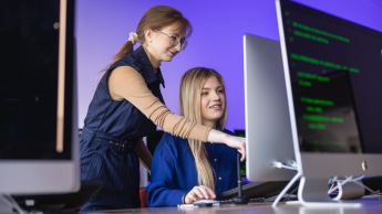 Information Technology | Studia II stopnia w Gdańsku | Uniwersytet WSB Merito w Gdańsku: Studentki przy dużym ekranie 