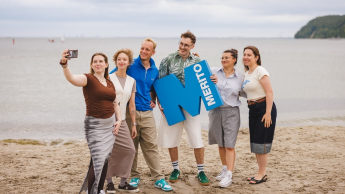 Zarządzanie zasobami ludzkimi | Studia II stopnia w Gdańsku | Uniwersytet WSB Merito w Gdańsku: Studenci na plaży w Gdyni z sygnetem M