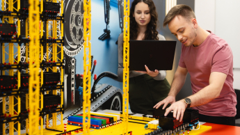Systemy transportowe | Studia I stopnia w Gdańsku | Uniwersytet WSB Merito w Gdańsku: Studenci przy prototypie 