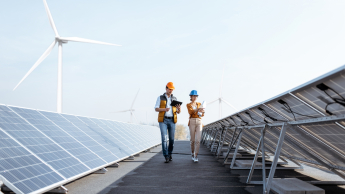 Inżynieria odnawialnych źródeł energii | Studia I stopnia w Gdańsku | Uniwersytet WSB Merito w Gdańsku: Kobieta i mężczyzna przy fotowoltaikach i wiatraku