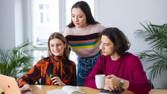 Bezpieczeństwo systemów teleinformatycznych | Studia II stopnia ze studiami podyplomowymi  | Uniwersytet WSB Merito w Gdańsku: Studenci przy laptopie w biurze