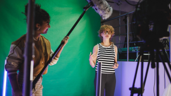 Komunikacja cyfrowa i media kreatywne | Studia II stopnia ze studiami podyplomowymi w Gdańsku | Uniwersytet WSB Merito w Gdańsku: Studentka w studio z green screenem podczas nagrania