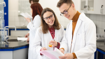 Podologia w praktyce | Studia podyplomowe w Gdańsku | Uniwersytet WSB Merito w Gdańsku: Studenci w laboratorium przyglądają się raportom