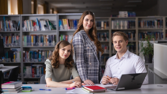 Wyniki wyszukiwania | Uniwersytet WSB Merito w Gdańsku: Studenci w bibliotece w formalnych strojach