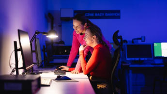 Fintech - innowacje technologiczne na rynku finansowym | Studia podyplomowe w Gdańsku | Uniwersytet WSB Merito w Gdańsku: Zajęcia przy komputerze w granatowym świetle laserowym