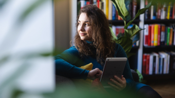 Sustainability & Business Strategy. Strategiczne zarządzanie zrównoważonym rozwojem z certyfikatem Corporate Sustainability Manager. | Studia podyplomowe w Gdańsku | Uniwersytet WSB Merito w Gdańsku: Zdjęcie kobiety w bibliotece