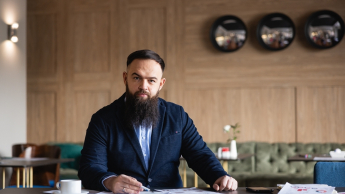 Psychologia polityki i komunikacja w kampaniach wyborczych | Studia podyplomowe w Gdańsku | Uniwersytet WSB Merito w Gdańsku: Mężczyzna z lekkim zarostem i w ciemnej marynarce