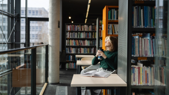 Bezpieczeństwo społeczne i pokojowe zarządzanie konfliktem | Studia podyplomowe w Gdańsku | Uniwersytet WSB Merito w Gdańsku: Kobieta w przestrzeni biblioteki