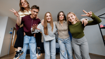 Dyplomacja i międzynarodowe relacje polityczno-prawne | Studia I stopnia w Gdańsku | Uniwersytet WSB Merito w Gdańsku: Studenci na korytarzu pozują do zdjęcia grupowego