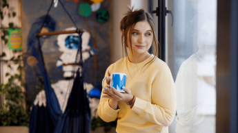 Digital Marketing | Studia II stopnia w Gdańsku | Uniwersytet WSB Merito w Gdańsku: Studentka w strefie studenta z kubkiem w dłoni