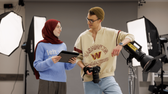 Grafika cyfrowa i kreacje multimedialne | Studia II stopnia w Gdańsku | Uniwersytet WSB Merito w Gdańsku: Studenci w studio fotograficznym