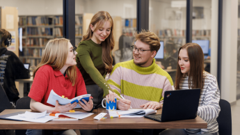 Projektowanie i inżynieria produktu | Studia I stopnia w Gdańsku | Uniwersytet WSB Merito w Gdańsku: Studenci pracują grupą nad zagadnieniem