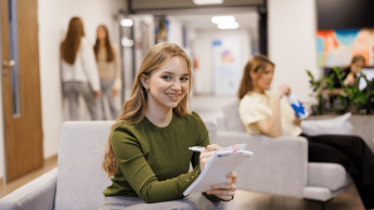 Zarządzanie usługami premium | Studia II stopnia w Gdańsku | Uniwersytet WSB Merito w Gdańsku: Studentka robi notatki