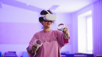 Technologie sztucznej inteligencji | Studia I stopnia w Gdańsku | Uniwersytet WSB Merito w Gdańsku: Studentka w googlach VR