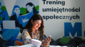 Logistyka i transport morski | Studia I stopnia w Gdańsku | Uniwersytet WSB Merito w Gdańsku: Studentka przy banerze treningu umiejętności społecznych