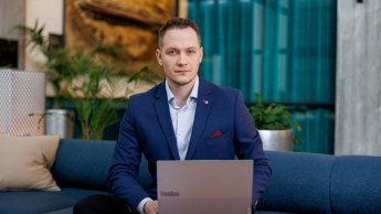 AI Product Manager | Studia podyplomowe w Gdańsku | Uniwersytet WSB Merito w Gdańsku: Mężczyzna z laptopem