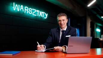 Projektowanie interfejsów graficznych | Studia podyplomowe w Gdańsku | Uniwersytet WSB Merito w Gdańsku: Słuchacz pod neonem "warsztaty"