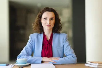Biuro Obsługi Studenta | Uniwersytet WSB Merito w Gdańsku: Studentka z książką