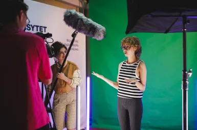 Zapraszamy na sesję, ale spokojnie – tylko zdjęciową! | Aktualności | Uniwersytet WSB Merito w Gdańsku: Studenci kręcą materiał w studio filmowo-fotograficznym