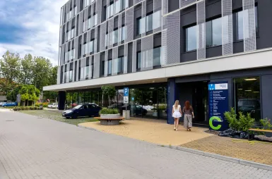 ABC Studenta | Uniwersytet WSB Merito w Gdańsku: Wejście do budynku C na UWSB Merito Gdańsk