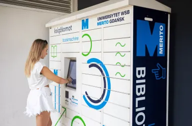 ABC Studenta | Uniwersytet WSB Merito w Gdańsku: Studentka przy książkomacie 