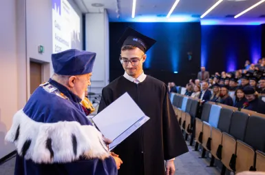Uroczystość wręczenia dyplomów absolwentom 2025 za nami! | Aktualności | Uniwersytet WSB Merito w Gdańsku: zdj