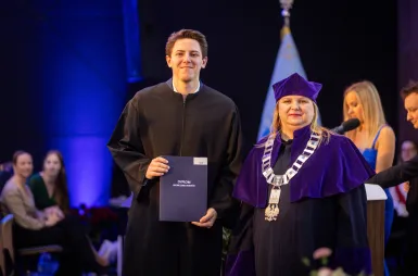 Uroczystość wręczenia dyplomów absolwentom 2025 za nami! | Aktualności | Uniwersytet WSB Merito w Gdańsku: Zdjęcie