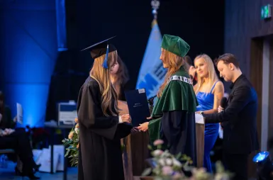 Uroczystość wręczenia dyplomów absolwentom 2025 za nami! | Aktualności | Uniwersytet WSB Merito w Gdańsku: zdjecie