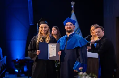 Uroczystość wręczenia dyplomów absolwentom 2025 za nami! | Aktualności | Uniwersytet WSB Merito w Gdańsku: zdjecie