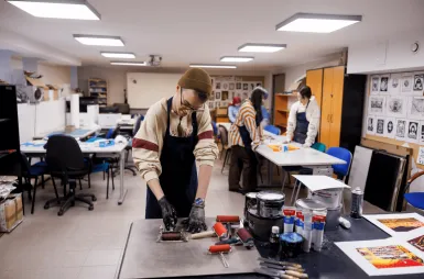 Nasz kampus | Uniwersytet WSB Merito w Gdańsku: Student w laboratorium graficznym przy pracy