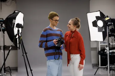 Nowoczesne pracownie i laboratoria | Uniwersytet WSB Merito w Gdańsku: Studenci na tle studia fotograficznego