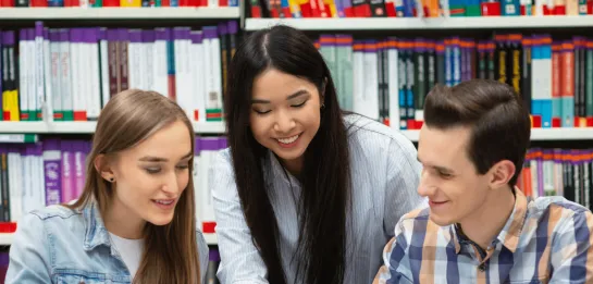 Studia II stopnia z podyplomowymi w Gdańsku | Uniwersytet WSB Merito w Gdańsku: Studenci w bibliotece