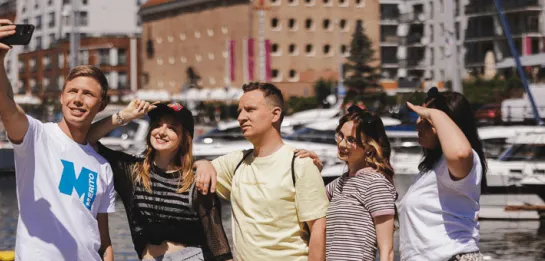 Studia I stopnia w Gdańsku | Uniwersytet WSB Merito w Gdańsku: Studenci podczas robienia selfie przy marinie w Gdańsku