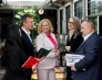 Posadziliśmy wspólnie 5000 drzew! Finał akcji „Drzewko za eLegitymację” | Aktualności | Uniwersytet WSB Merito w Gdańsku: Słuchacze studiów podyplomowych stoją w grupie w biznesowych strojach