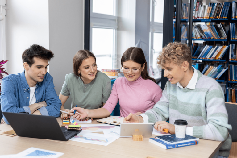 Polityka jakości, BHP i środowiska – Certyfikat ISO 45001:2018 | Studia I stopnia w Gdańsku | Uniwersytet WSB Merito w Gdańsku: gdansk-studenci-biblioteka-praca-grupowa