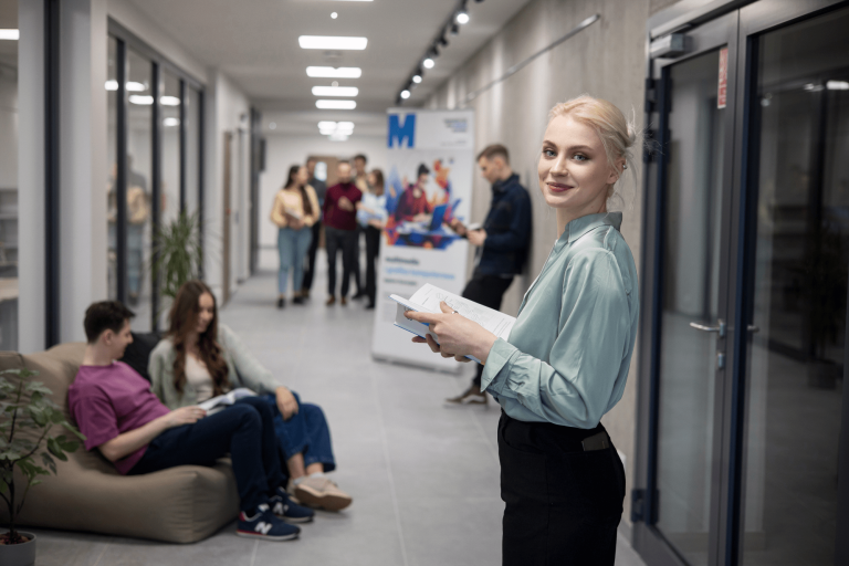 Pośrednictwo pracy | Uniwersytet WSB Merito w Gdańsku: Studentka stojąca na korytarzu uczelni