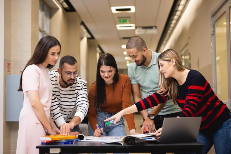 Global finance | Studia I stopnia w Gdańsku | Uniwersytet WSB Merito w Gdańsku: studenci praca zespołowa