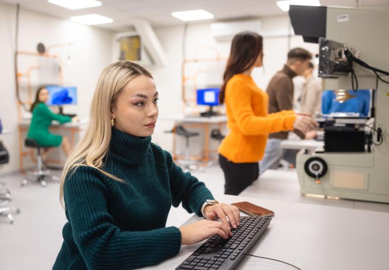 Narzędzia AI w biznesie | Studia I stopnia w Gdańsku | Uniwersytet WSB Merito w Gdańsku: Studentka w pracowni komputerowej