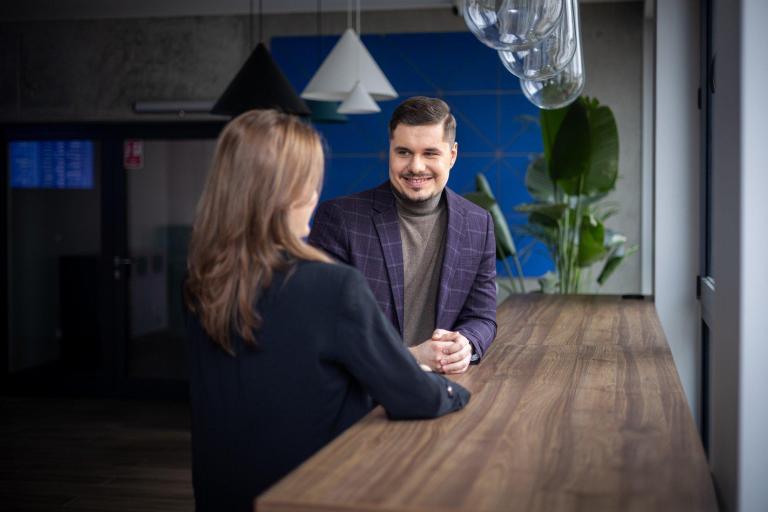 Wyniki wyszukiwania | Uniwersytet WSB Merito w Gdańsku: Mężczyzna i kobieta rozmawiają ze sobą i są w eleganckich ubraniach