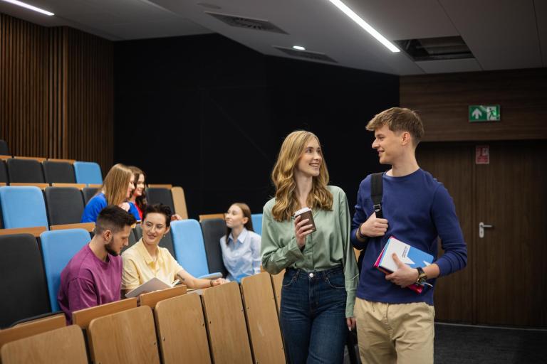Wpływ społeczny | Uniwersytet WSB Merito w Gdańsku: Studenci podczas zajęć w auli uniwersytetu