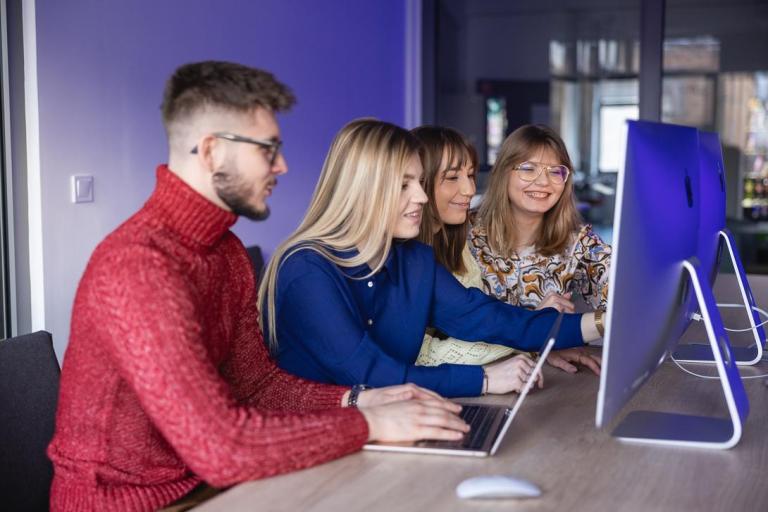 Technologie sieciowe | Studia I stopnia w Gdańsku | Uniwersytet WSB Merito w Gdańsku: Studenci siedzą w sali komputerowej i pracują