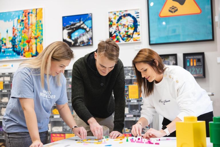 Wczesne wspomaganie rozwoju z elementami integracji sensorycznej | Studia I stopnia w Gdańsku | Uniwersytet WSB Merito w Gdańsku: Studenci wspólnie układają lego