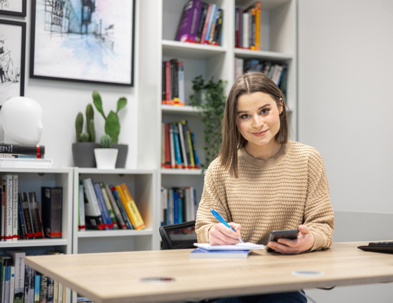 Finanse i rachunkowość | Studia II stopnia ze studiami podyplomowymi w Gdańsku | Uniwersytet WSB Merito w Gdańsku: studentka-biurko-lic-.jpg