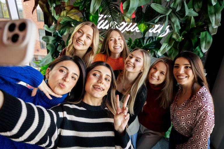 Pedagogika opiekuńczo-wychowawcza z terapią uzależnień | Studia I stopnia w Gdańsku | Uniwersytet WSB Merito w Gdańsku: Studentki w wolnym czasie, robią sobie selfie w grupie
