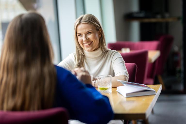 Psychologia | Studia jednolite magisterskie w Gdańsku | Uniwersytet WSB Merito w Gdańsku: Rozmowa studentek w przestrzeni kawiarni 