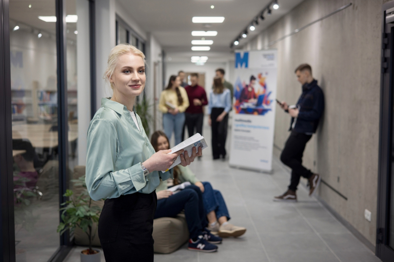 Menedżer administracji | Studia II stopnia w Gdańsku | Uniwersytet WSB Merito w Gdańsku: Dziewczyna na korytarzu uczelni