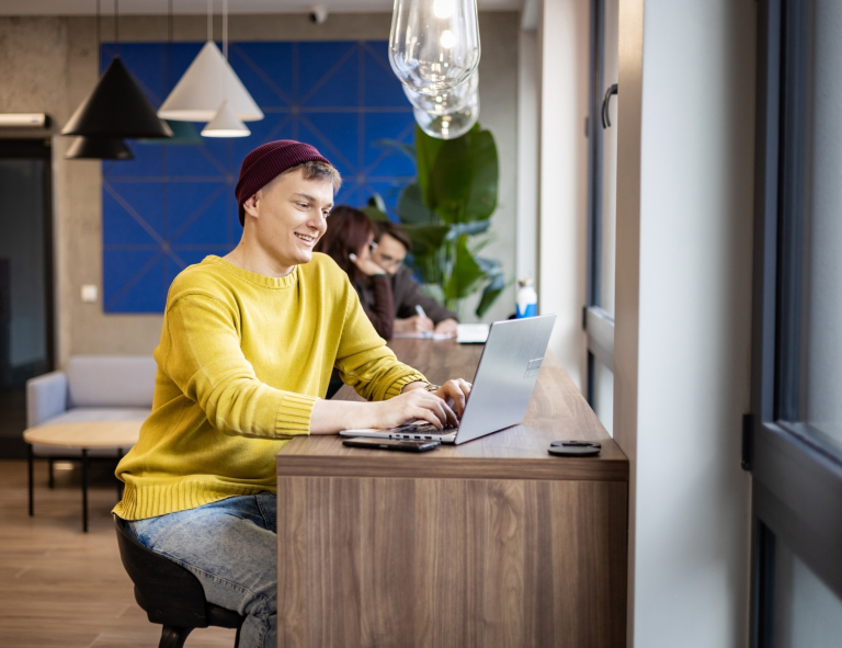 Marketing cyfrowy i grafika reklamowa | Studia I stopnia w Gdańsku | Uniwersytet WSB Merito w Gdańsku: Student siedzący przy komputerze