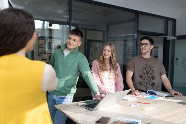 Bankowość i doradztwo finansowe | Studia II stopnia ze studiami podyplomowymi  | Uniwersytet WSB Merito w Gdańsku: studenci-zajecia-grupa-i-stopien